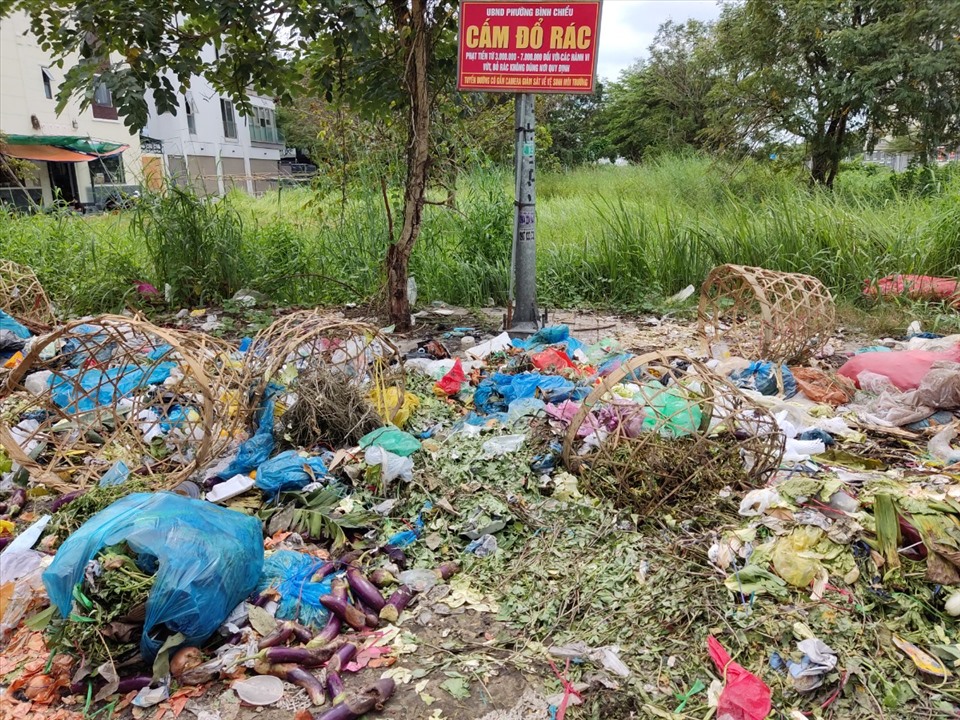 Dù chính quyền treo biển cấm đổ rác và nêu rõ mức phạt từ 3 - 7 triệu đồng nếu vi phạm nhưng nhiều người vẫn đổ trộm rác. Ảnh: Minh Quân