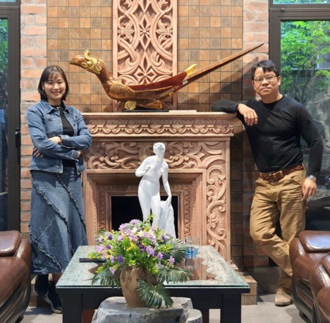 2 vợ chồng nhà điêu khắc Nguyễn Văn Vũ. Ảnh: NVCC.