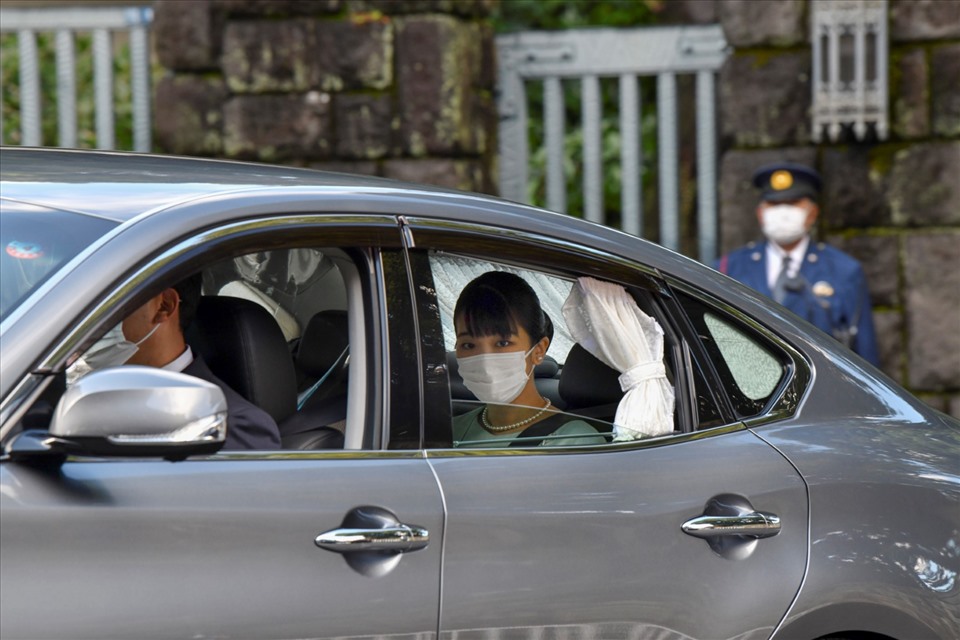 Công chúa Mako rời cung Akasaka ở Tokyo ngày 26.10 để tham dự một cuộc họp báo với chồng Kei Komuro. Ảnh: AFP