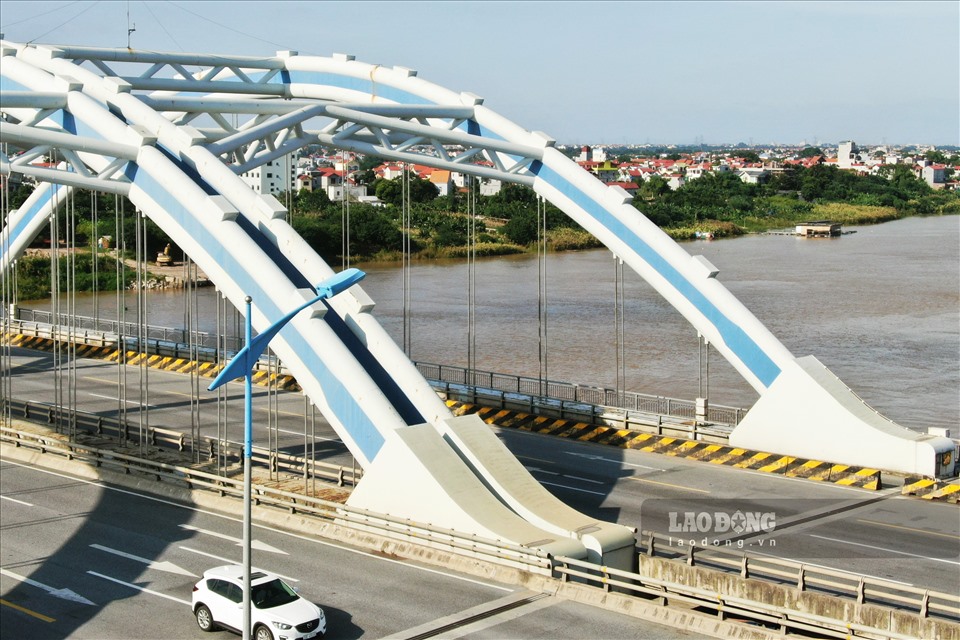 Kết cấu phần dưới cầu Đông Trù là một trong những dấu ấn về công nghệ của dự án này, gồm 4 trụ, với 216 cọc khoan nhồi đường kính 2 m, độ sâu 40-60 m, thân trụ đặc.