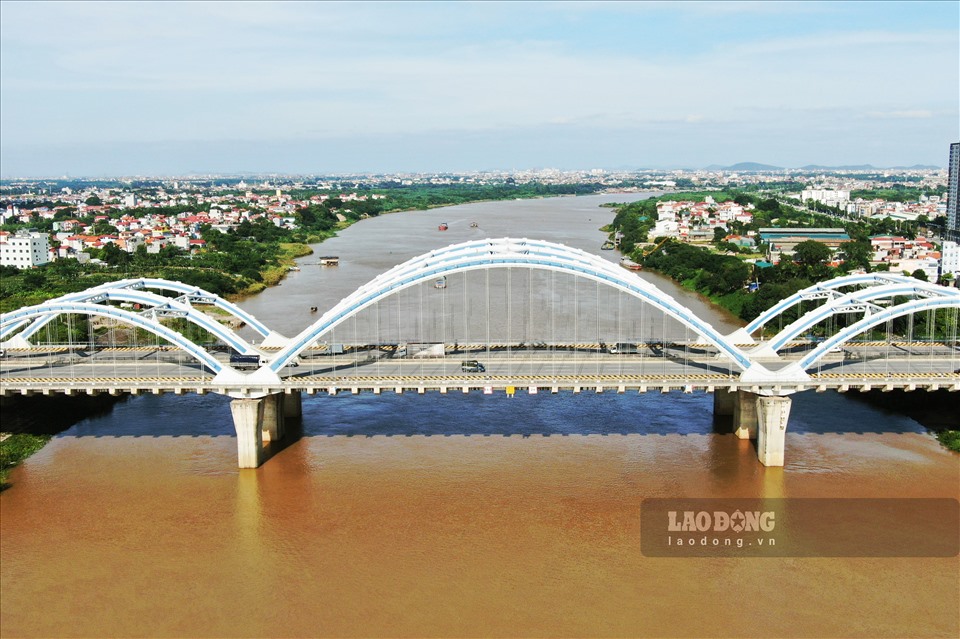 Cầu Đông Trù rộng 55 mét, dài 1.240 mét, trong đó cầu chính dài 500 mét, được xây dựng theo kiểu vòm ống thép. Cầu được khởi công xây dựng vào ngày 10/9/2006 và chính thức khánh thành ngày 9/10/2014 sau 8 năm thi công.