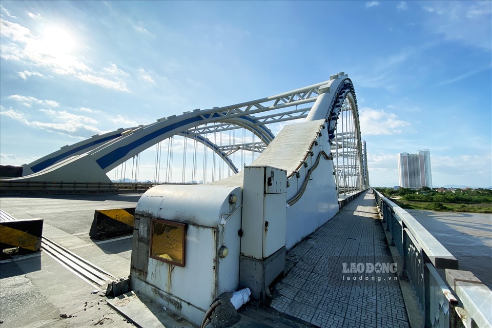 Cầu gồm 3 nhịp cầu đôi, bề rộng mặt cầu 54,5 m, có kết cấu nhịp liên tục, ứng dụng công nghệ vòm ống thép nhồi bê tông, lần đầu tiên được áp dụng tại Việt Nam. Công trình có khả năng chịu được động đất cấp 8.
