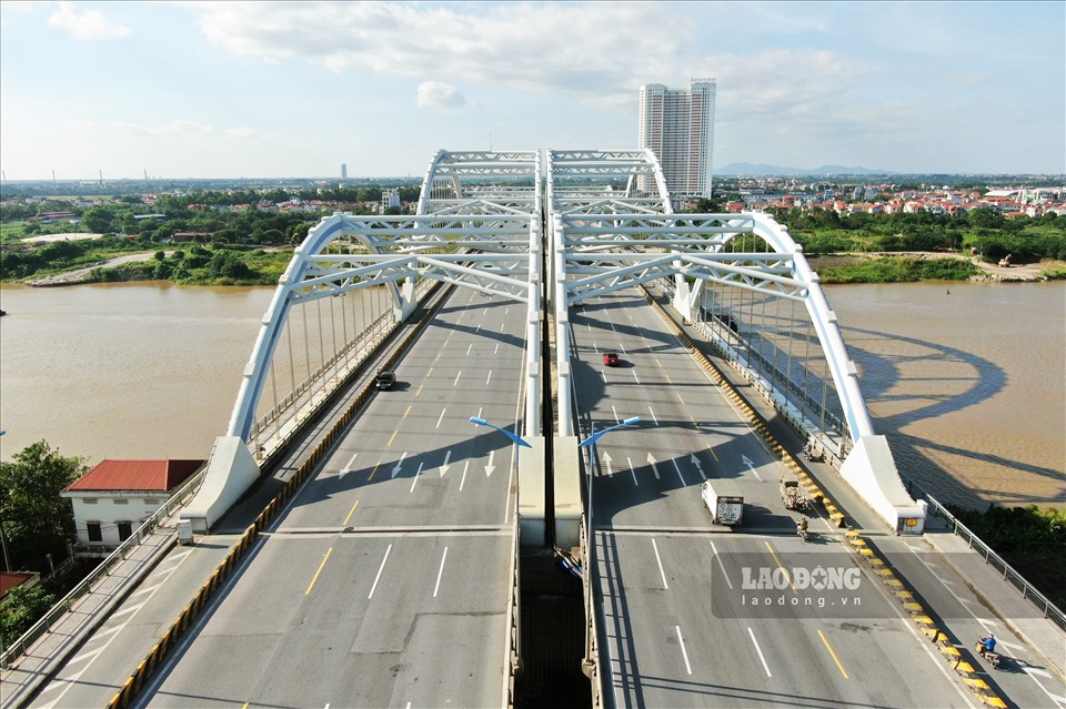 Cầu Đông Trù bắc qua sông Đuống, nối liền quận Long Biên và huyện Đông Anh, giúp giải tỏa ùn ứ giao thông liên tỉnh từ hướng Hải Phòng, Quảng Ninh đi các tỉnh Tây và Tây Bắc Hà Nội. Công trình này là hạng mục quan trọng nhất thuộc dự án Đường 5 kéo dài, là một trong 37 công trình trọng điểm của Hà Nội giai đoạn 2011-2015.