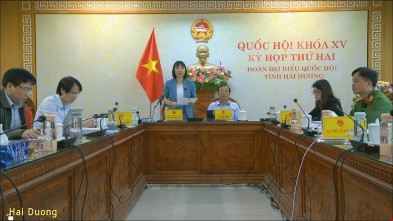 Đại biểu Nguyễn Thị Việt Nga - Đoàn ĐBQH tỉnh Hải Dương, thảo luận trực tuyến tại điểm cầu Hải Dương. Ảnh QH
