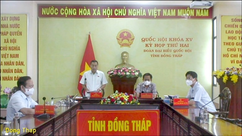 Đại biểu Phạm Văn Hoà phát biểu từ điểm cầu Đồng Tháp. Ảnh QH