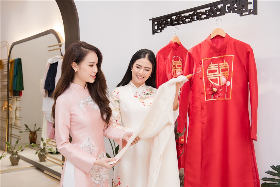 Hoa hậu Ngọc Hân khoe một trong những mẫu thiết kế áo dài mới nhất cho người đẹp Phùng Bảo Ngọc Vân. Ảnh: Vũ Toàn