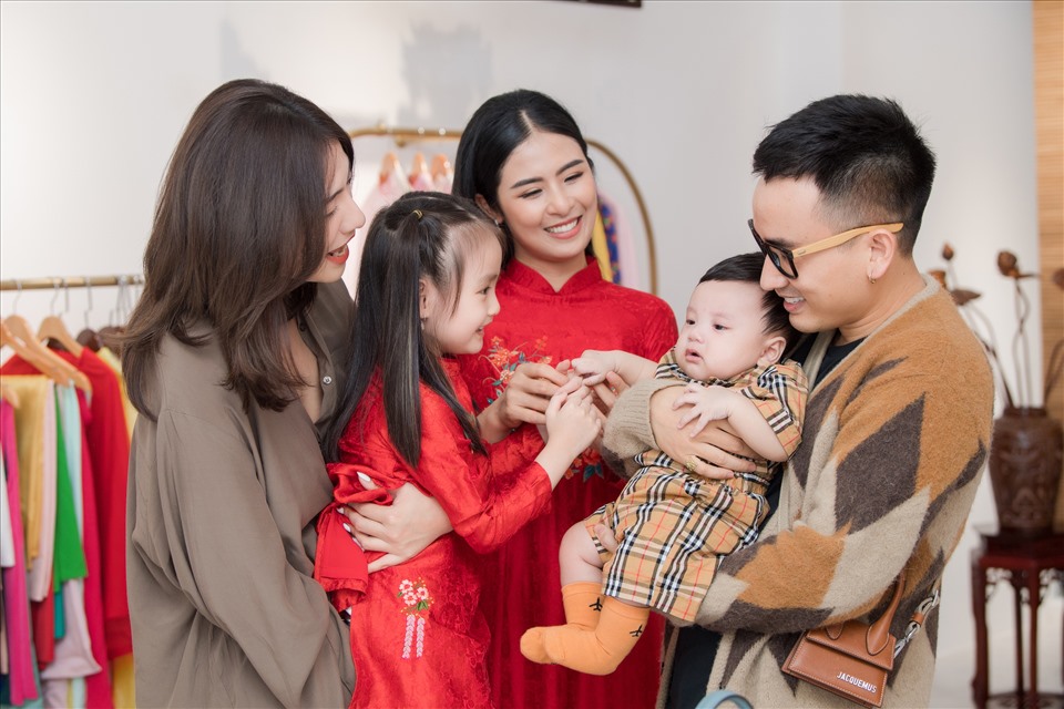 Người đẹp Hồng Quế và nhà thiết kế Hà Duy cũng đưa con đến chia vui cùng mẹ nuôi Ngọc Hân. Ảnh: Vũ Toàn