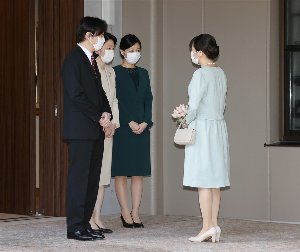 Công chúa Mako tạm biệt cha mẹ và em gái trong ngày kết hôn. Ảnh: AFP