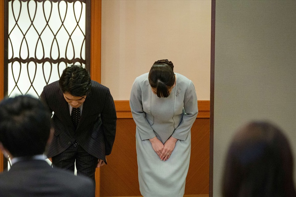 Cựu Công chúa Nhật Bản Mako (phải), con gái lớn của Thái tử Akishino và Công nương Kiko cùng chồng là Kei Komuro (trái) cúi chào khi kết thúc cuộc họp báo thông báo kết hôn ở khách sạn Grand Arc ở Tokyo ngày 26.10. Ảnh: AFP