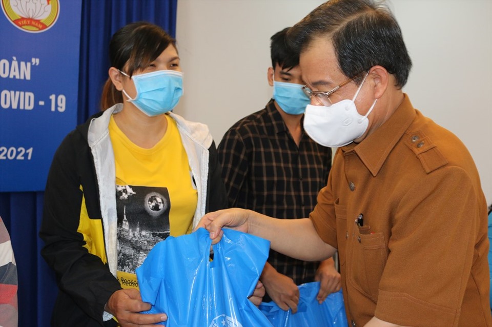 Bí thư Tỉnh ủy An Giang Lê Hồng Quang trực tiếp trao tặng “Túi an sinh Công đoàn” cho CNLĐ.