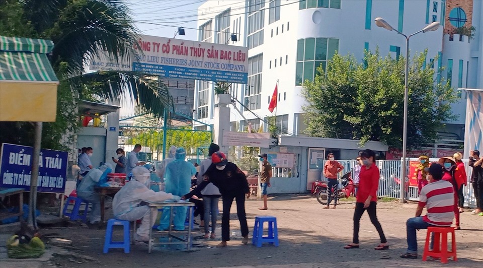 Sau khi phát hiện nhiều ca F0 tại một doanh nghiệp chế biến thủy sản tại thị xã Giá Rai, tỉnh Bạc Liêu cho xét nghiệm PCR diện rộng. Ảnh: Nhật Hồ