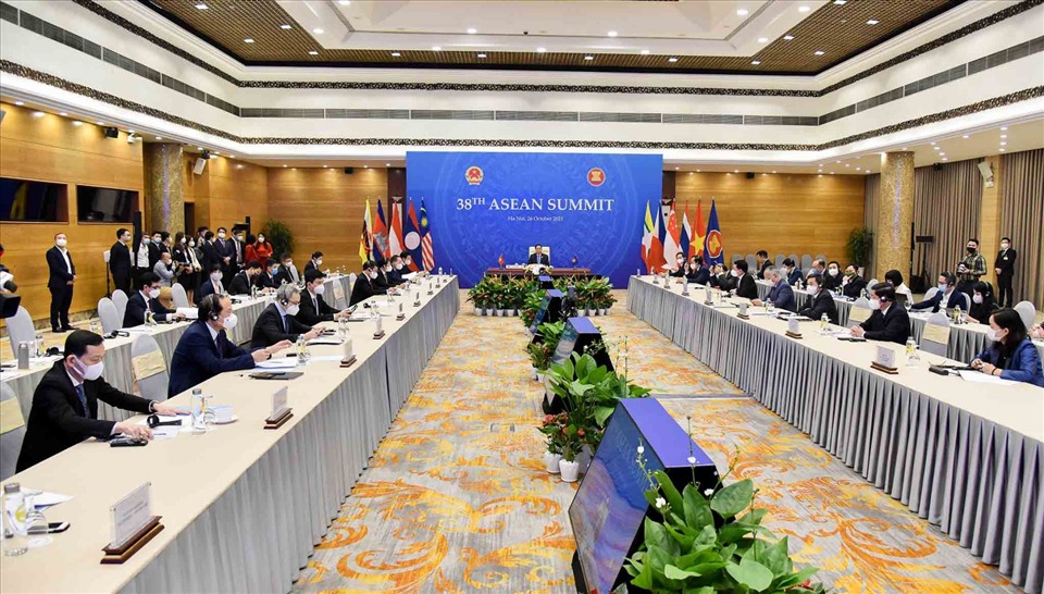 Thủ tướng Phạm Minh Chính dẫn đầu đoàn đại biểu cấp cao Việt Nam dự hội nghị cấp cao ASEAN lần thứ 38. Ảnh: BNG