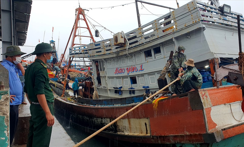 Tàu cá vào cảng Ninh Chữ được hướng dẫn vào nơi neo đậu an toàn để tránh áp thấp nhiệt đới. Ảnh: Huỳnh Hải.