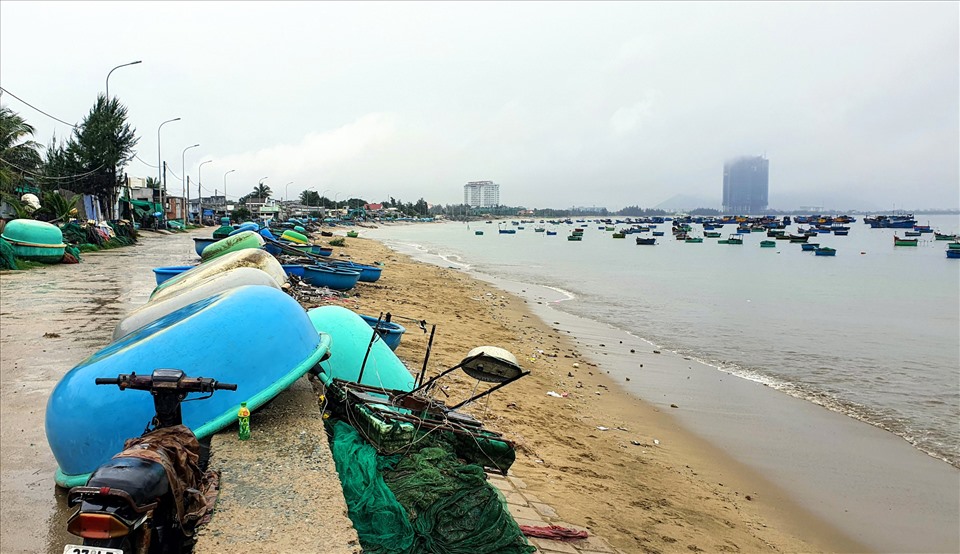 Ninh Thuận yêu cầu trước 16 giờ ngày 26.10 kiên quyết không để người dân ở lại trên tàu thuyền, lồng bè nuôi thủy sản. Ảnh: Huỳnh Hải.
