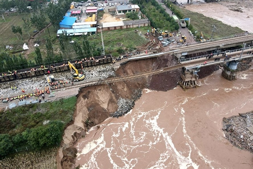 Cầu đường sắt bị hư hỏng do lũ lụt ở tỉnh Sơn Tây, Trung Quốc. Ảnh: CFP/Xinhua
