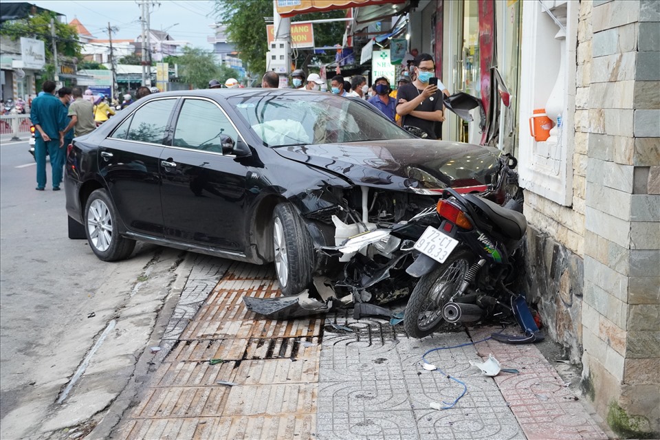 Một phương tiện bị tông biến dạng, kẹt giữa bức tường và xe ô tô gây tai nạn liên hoàn.