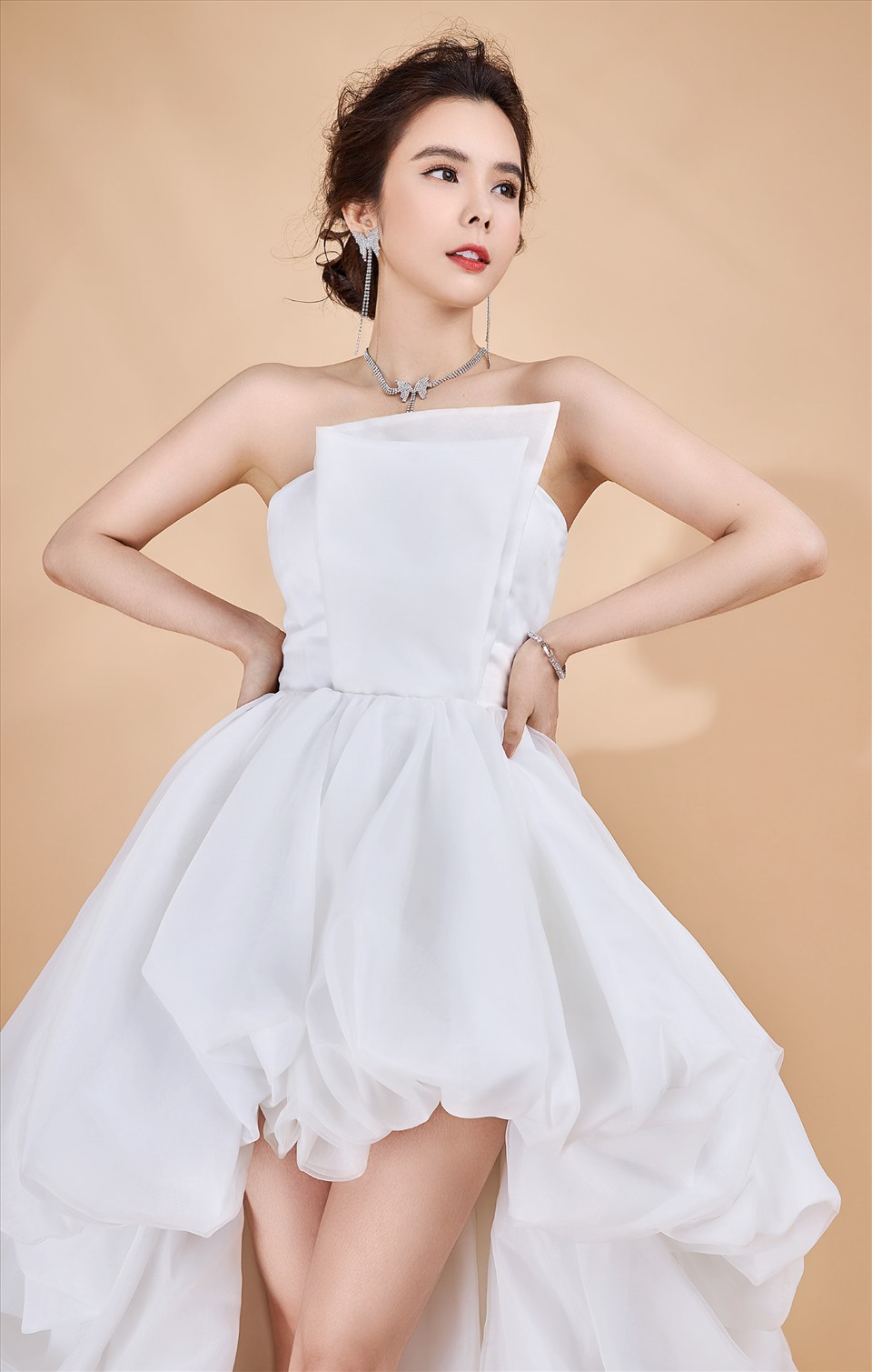 Vốn có mối quan hệ thân thiết, NTK Đức Vincie đã mời Huỳnh Vy chụp ảnh cùng những bộ váy này đầu tiên.