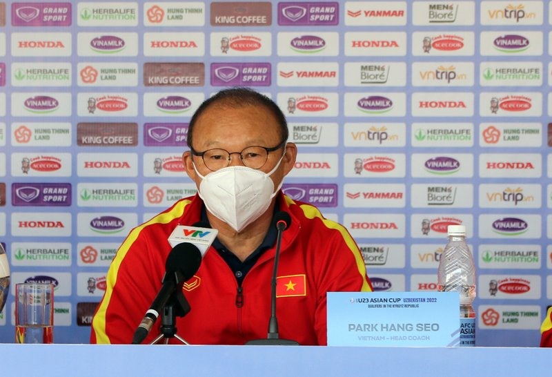 Huấn luyện viên Park Hang-seo cần sự thận trọng dù đối thủ là đội bóng bị đánh giá yếu hơn rất nhiều. Ảnh: VFF