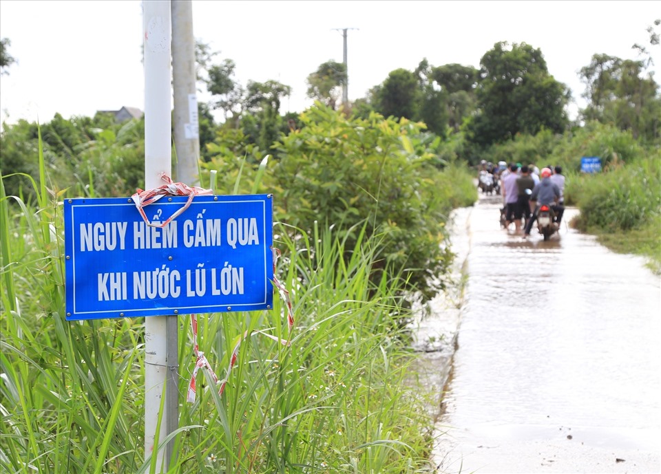 Cơ quan chức năng tỉnh Đắk Nông cảnh báo một số vị trí nguy hiểm do thiên tai gây ra. Ảnh: Lê Phước
