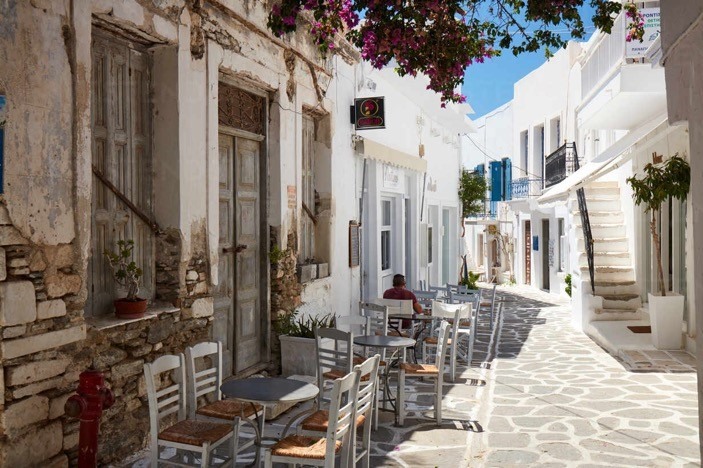 Con phố vắng lặng trên đảo Paros, Hy Lạp năm 2020