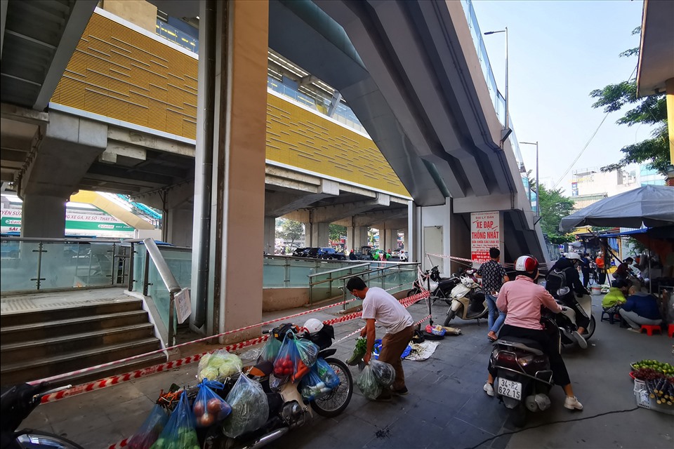 Tại ga Thượng Đình, chợ dân sinh nằm sát hệ thống kỹ thuật nhà ga gây mất vệ sinh; ảnh hưởng đến thẩm mỹ chung.