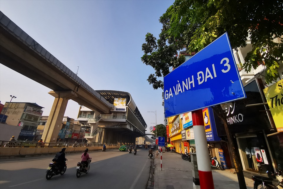 Tại ga vành đai 3, hệ thống kính trang trí bị vỡ gây nguy hiểm, mất thẩm mỹ đô thị chưa được chủ đầu tư khắc phục.