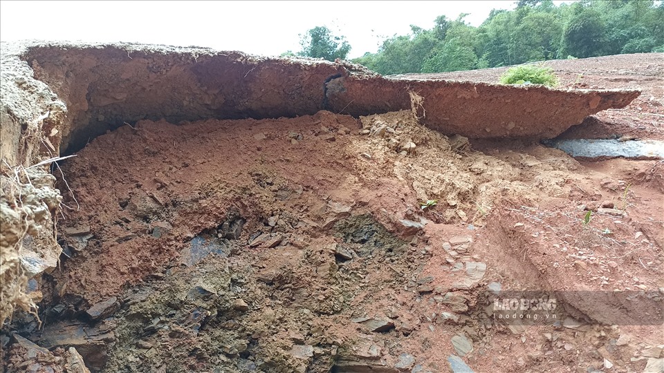 Do ảnh hưởng của mưa bão số 8 vừa qua, tại một quả núi thuộc khu bản Mướp, thị trấn Hồi Xuân, huyện Quan Hóa (Thanh Hóa) xuất hiện vết nứt toác trên sườn núi. Nhiều đoạn có chiều rộng hàng chục cm.