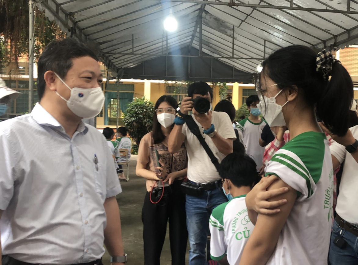 Ông Dương Anh Đức hỏi han học sinh sau khi tiêm vaccine COVID-19. Ảnh: M.Quỳnh