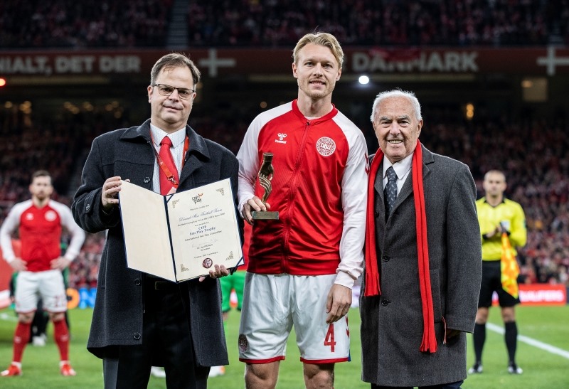 Đội trưởng Simon Kjaer thay mặt đội tuyển Đan Mạch nhận giải Fair-play từ CIFP. Ảnh: FPI