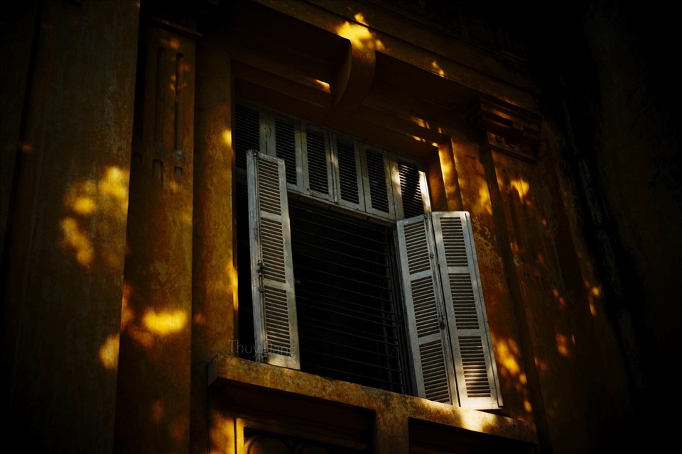 Những ánh nắng thu đặc trưng trên các khung cửa ngôi nhà cổ mang đặc trưng của Hà Nội.