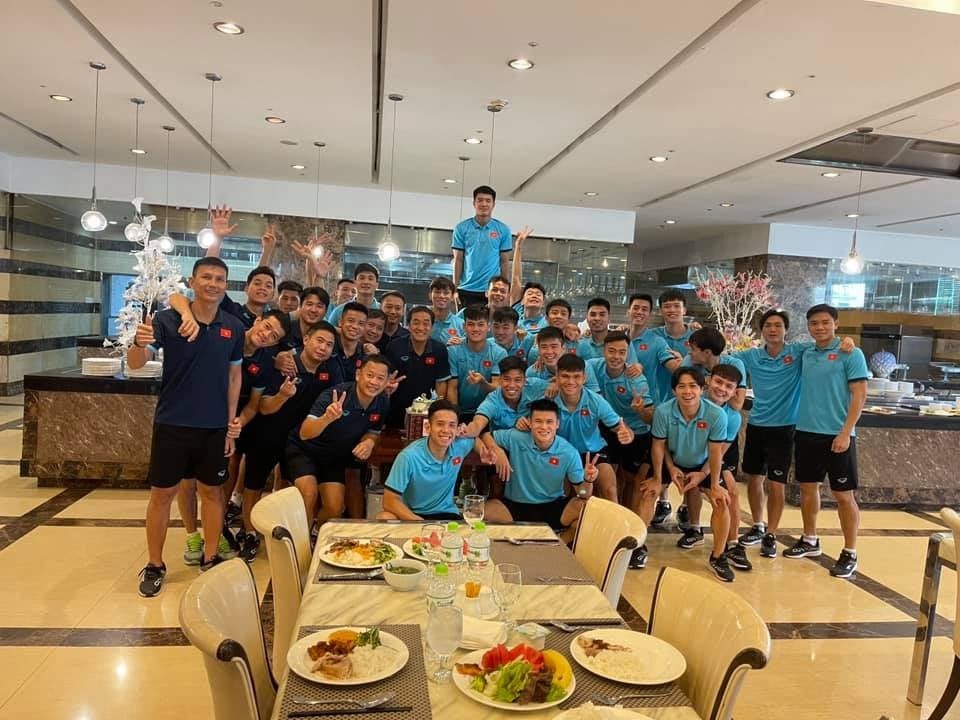 Trợ lý Lee Young-jin đón sinh nhật cùng đội tuyển Việt Nam. Ảnh: trợ lý Lê Huy Khoa