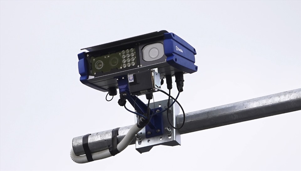 Camera giao thông được lắp đặt trên QL1 qua Bình Thuận. Ảnh: Phạm Duy