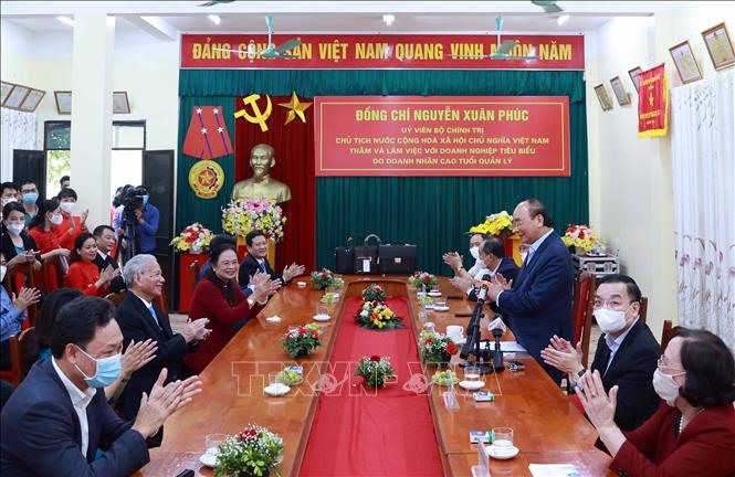 Chủ tịch nước Nguyễn Xuân Phúc và làm việc với một số doanh nghiệp tiêu biểu do doanh nhân cao tuổi quản lý tại Hưng Yên và Hà Nội. Ảnh: Thống Nhất/TTXVN