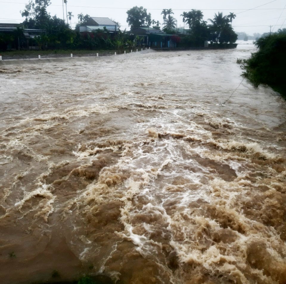 Nước lũ đổ về nhấn chìm nhiều khu vực dân cư tại huyện Lắk. Ảnh: T.X
