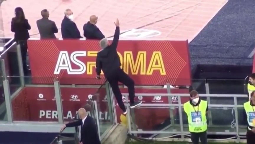 Mourinho trèo lên cả hàng rào để chỉ đạo các cầu thủ dù đang ở trên khán đài. Ảnh: Instagram