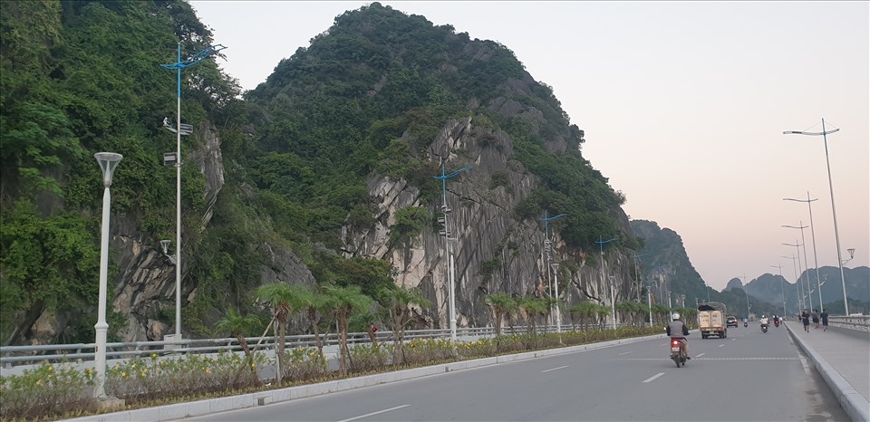 Núi Bài Thơ phía giáp với vịnh Hạ Long. Ảnh: Nguyễn Hùng