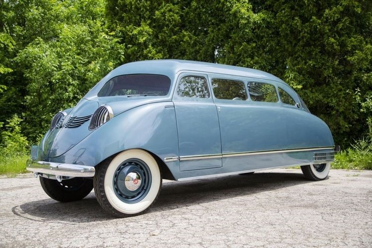 Stout Scarab (Thập niên 1930): Chiếc xe này do William Bushnell Stout phát minh và được sản xuất rất hạn chế với chỉ 9 chiếc. Scarab xuất hiện với một vẻ ngoài lạ mắt, đầu xe rất ngắn, mũi xe thon gọn, thiết kế liền mạch từ mui đến đuôi xe, nhìn giống như một “con bọ” gắn trên những bánh xe. Dù có những đột phá, Scarab vẫn bị xem là một trong những chiếc xe xấu xí nhất từng được sản xuất.