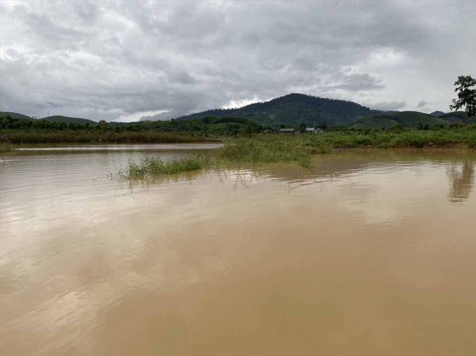Một khu vực ở xã Cư San, huyện M'Đrắk ngập trong nước lũ. Ảnh: B.T