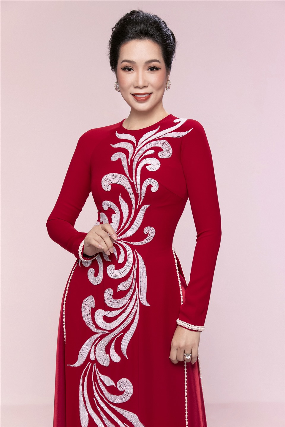 Theo Minh Châu, hình ảnh những người bà, người mẹ chịu thương chịu khó đến nay vẫn được gìn giữ song phát triển thêm khi họ biết yêu thương bản thân và tạo ra những giá trị tốt đẹp cho cuộc sống. Anh chia sẻ: “Tôi chọn Trịnh Kim Chi làm “nàng thơ” cho bộ sưu tập lần này không chỉ bởi tình yêu, sự ngưỡng mộ cho nhan sắc, tài năng mà còn bởi tấm lòng của chị. Suốt thời gian qua, dù bận rộn với gia đình, với nghệ thuật song nữ nghệ sĩ vẫn tích cực tham gia các hoạt động thiện nguyện. Bên cạnh đó, chị vẫn giữ cho mình vẻ ngoài trẻ trung khiến ai nhìn vào cũng phải ngưỡng mộ“.
