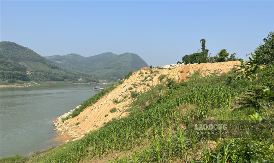 Một bãi thải rộng cả nghìn m2 với hàng vạn khối đất đá, phế thải xây dựng đã được được đổ thẳng xuống sông Lô đoạn qua thôn Mãn Sơn, xã Vân Sơn, huyện Sơn Dương (Tuyên Quang). Theo người dân địa phương, hoạt động đổ thải tại đây bắt đầu từ khoảng giữa năm 2019.