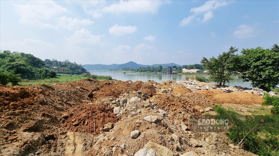 Một điểm đổ thải khác trên sông Lô đoạn qua thôn Kim Xuyên, xã Hồng Lạc (Sơn Dương). Diện tích bãi thải này ước tính khoảng gần 3.000m2, một bên tiếp giá với một bến thuỷ nội địa, một bên là bãi bồi canh tác nông nghiệp của người dân địa phương.