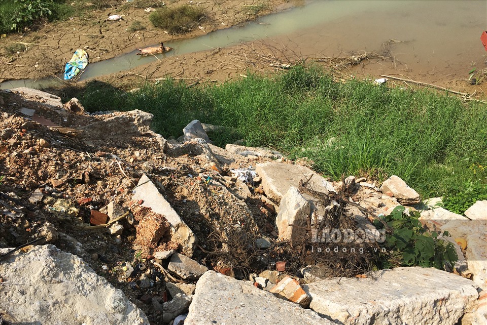 Tương tự như điểm đổ thải ở xã Vân Sơn, tại đây phế thải xây dựng đã được đổ trùm và tràn xuống một phần lòng sông Lô, ước tính cả vạn khối đất đá đã được tập kết về khu vực này.