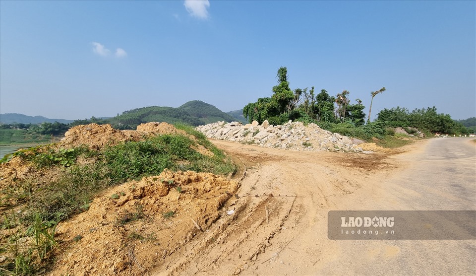 Theo bà Nguyễn Thị Hạnh - Chủ tịch UBND xã Vân Sơn, khu vực đổ thải trên do Công ty TNHH Tỉnh Đào thực hiện từ 2 năm nay và được sự đồng ý của UBND huyện Sơn Dương với mục đích “chống sạt lở bờ sông“.