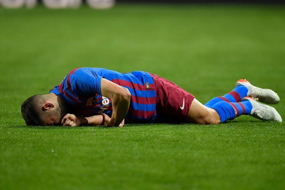 Barcelona lại “ngã sấp mặt” khiến huấn luyện viên Ronald Koeman bị sa thải. Ảnh: AFP