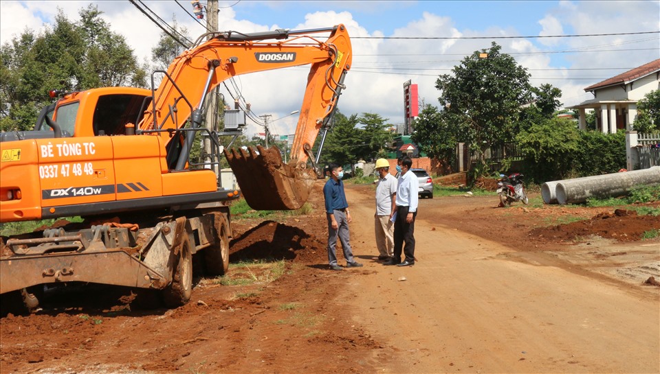 Các nhà thầu ở tỉnh Đắk Nông đẩy nhanh tiến độ thi công. Ảnh: Phan Tuấn