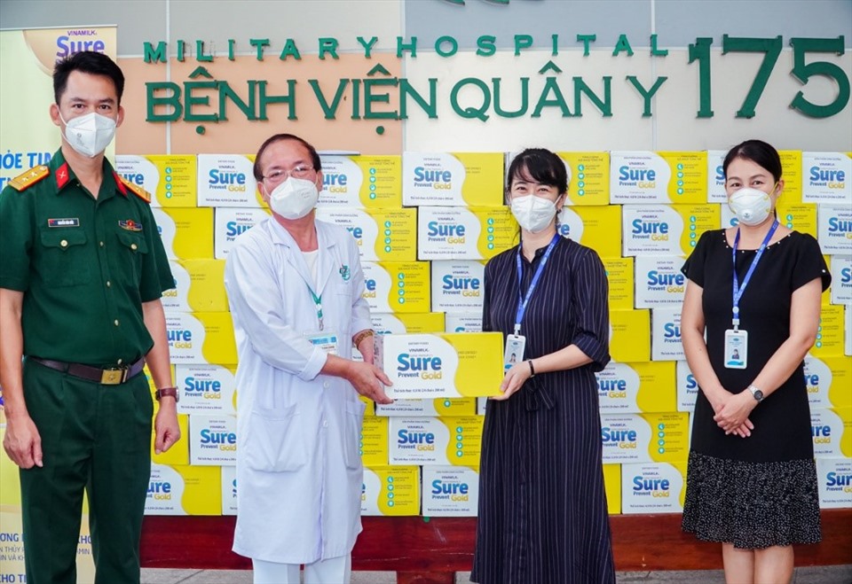 Đại diện Vinamilk gửi tặng món quà sức khỏe đến các “anh hùng áo trắng” tại Bệnh viện Quân y 175 (Tp.HCM).