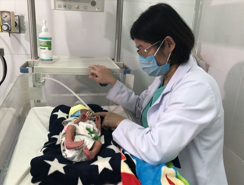 Bé gái sơ sinh bị bỏ rơi đang được các bác sĩ Bệnh viện Đa khoa tỉnh Đắk Nông chăm sóc. Ảnh:ND