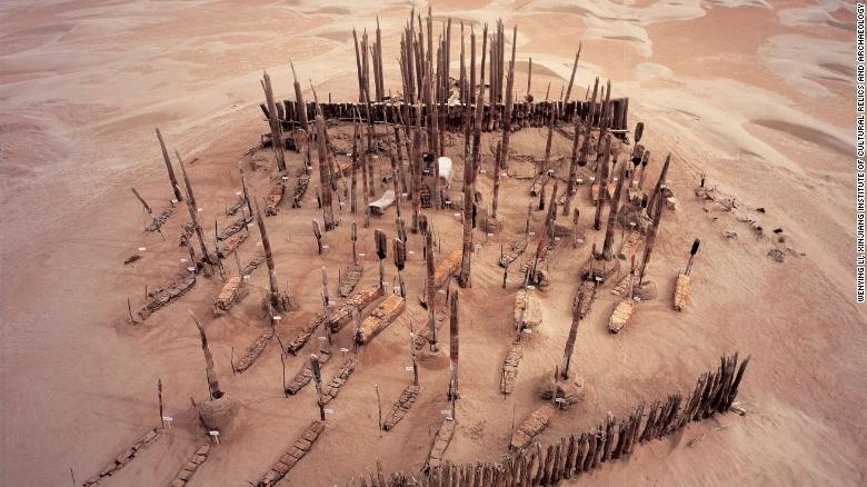 Hàng trăm xác ướp đã được tìm thấy tại lưu vực Tarim ở Tân Cương. Đây là hình ảnh từ trên không của một địa điểm được gọi là nghĩa trang Xiaohe.