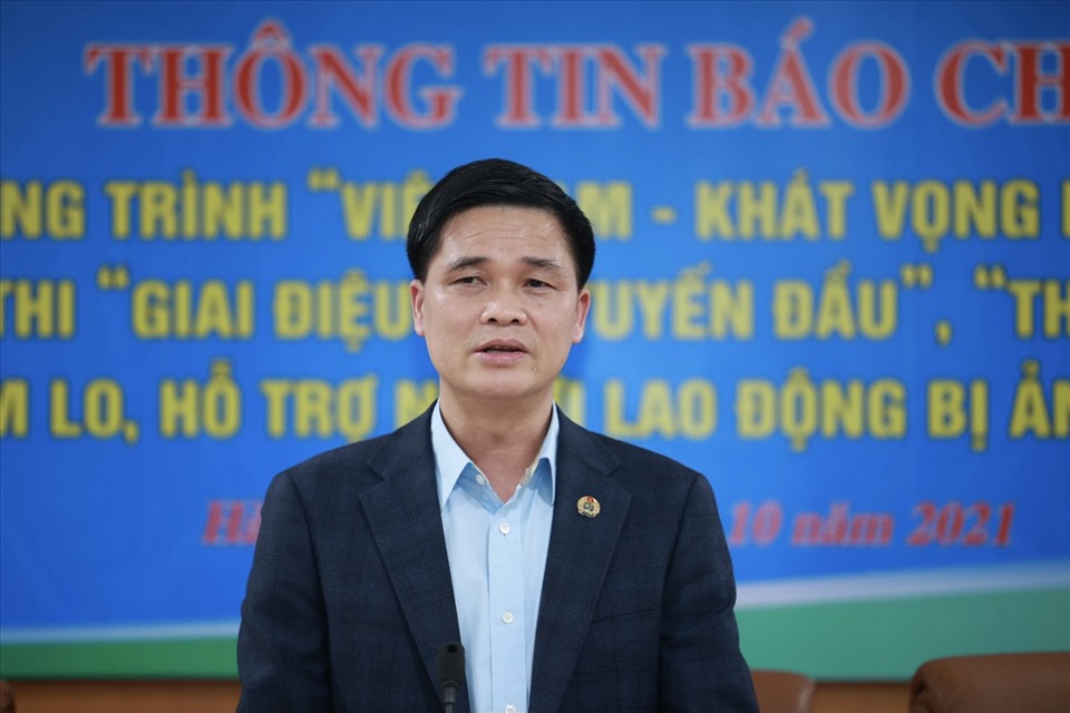 Phó Chủ tịch Tổng LĐLĐVN Ngọ Duy Hiểu chủ trì họp báo. Ảnh: Nguyễn Hải