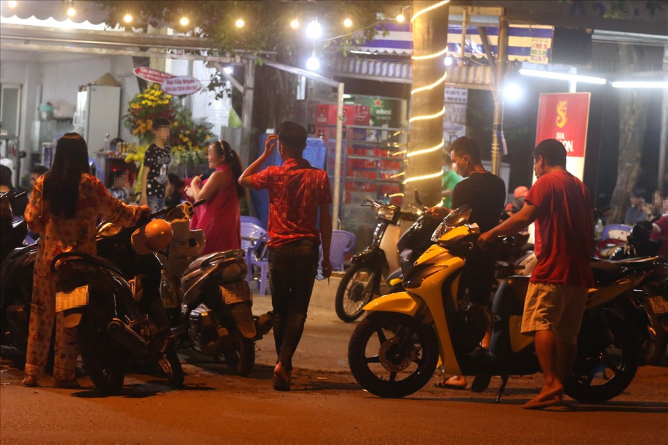 Dù đồng hồ đã điểm gần 22h nhưng một nhà hàng trên đường Tạ Quang Bửu, phường 6, quận 8 vẫn nhận thêm khách mới.
